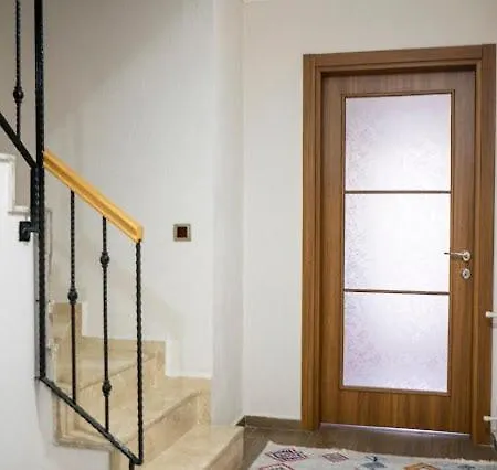 Apartment 3 Bedroom Close To Mall And Bus Station