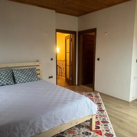 3 Bedroom Close To Mall And Bus Station فتحية