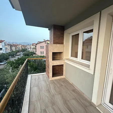 3 Bedroom Close To Mall And Bus Station Apartment *