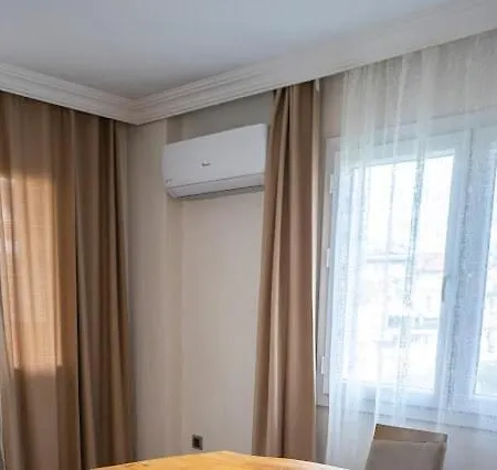 Apartment 3 Bedroom Close To Mall And Bus Station *