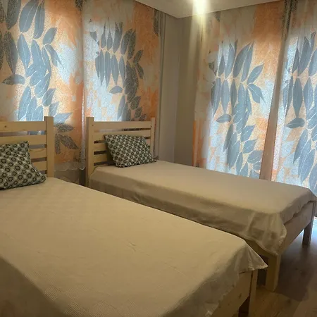3 Bedroom Close To Mall And Bus Station Apartment *